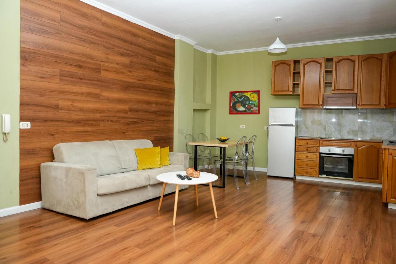 Cozy Apartment In The Heart Of Tirana ! Bagian luar foto
